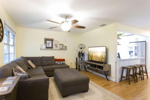 Villa ou maison à louer à Lantana, Floride: 2 chambres, 89.19 m2 № 2086273 - photo 3