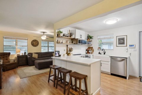 Villa ou maison à louer à Lantana, Floride: 2 chambres, 89.19 m2 № 2086273 - photo 10