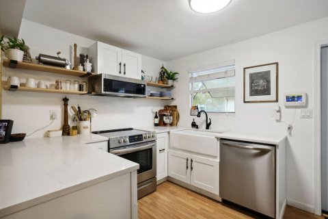 Villa ou maison à louer à Lantana, Floride: 2 chambres, 89.19 m2 № 2086273 - photo 8