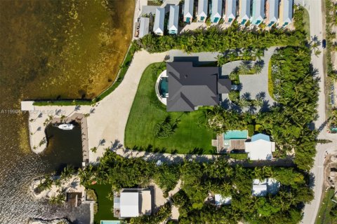 House in Islamorada, Village of Islands, Florida 6 bedrooms, 562.43 sq.m. № 2057817 - photo 21