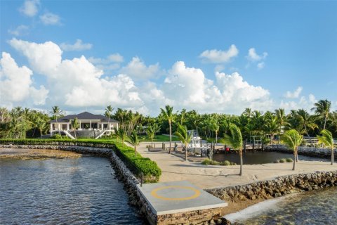House in Islamorada, Village of Islands, Florida 6 bedrooms, 562.43 sq.m. № 2057817 - photo 25