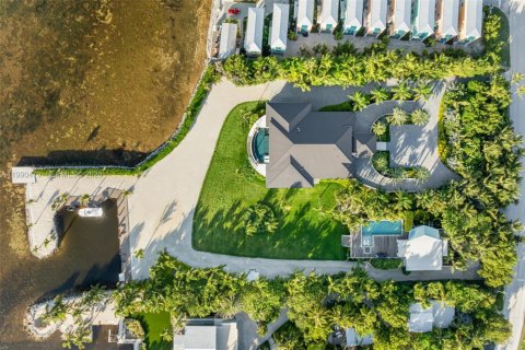 House in Islamorada, Village of Islands, Florida 6 bedrooms, 562.43 sq.m. № 2057817 - photo 12