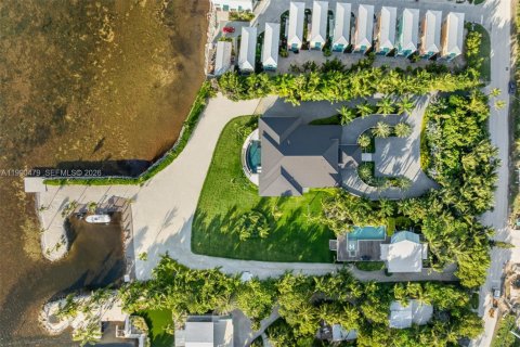 House in Islamorada, Village of Islands, Florida 6 bedrooms, 562.43 sq.m. № 2057817 - photo 9