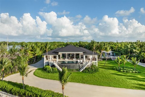 House in Islamorada, Village of Islands, Florida 6 bedrooms, 562.43 sq.m. № 2057817 - photo 26