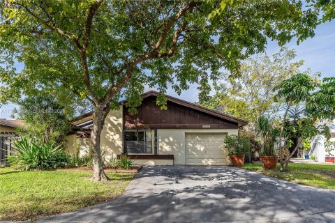 Casa en venta en Miami, Florida, 3 dormitorios, 108.97 m2 № 1983790 - foto 1