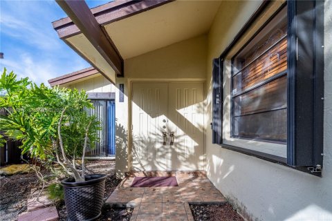 Casa en venta en Miami, Florida, 3 dormitorios, 108.97 m2 № 1983790 - foto 2