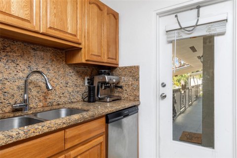 Condo in Coral Gables, Florida, 2 bedrooms  № 1862777 - photo 11