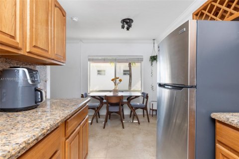 Condo in Coral Gables, Florida, 2 bedrooms  № 1862777 - photo 13