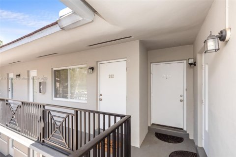 Condo in Coral Gables, Florida, 2 bedrooms  № 1862777 - photo 21