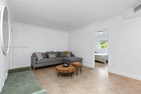 Condo in Coral Gables, Florida, 2 bedrooms  № 1862777 - photo 4