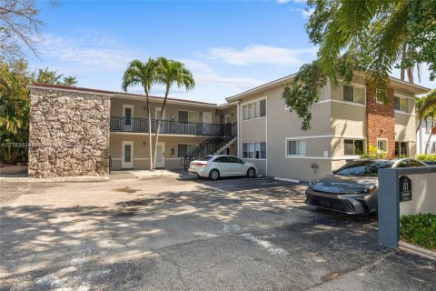Condo in Coral Gables, Florida, 2 bedrooms  № 1862777 - photo 1