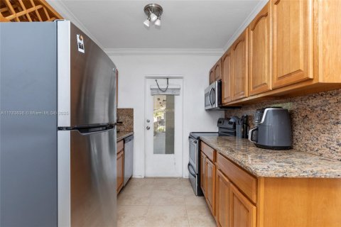Condo in Coral Gables, Florida, 2 bedrooms  № 1862777 - photo 9