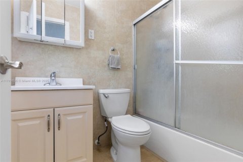 Condo in Coral Gables, Florida, 2 bedrooms  № 1862777 - photo 17