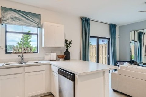 Townhouse in Florida City, Florida 3 bedrooms № 1858868 - photo 7
