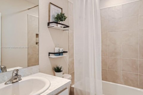 Townhouse in Florida City, Florida 3 bedrooms № 1858868 - photo 15