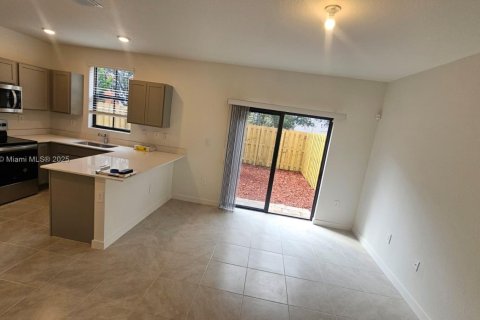 Townhouse in Florida City, Florida 3 bedrooms № 1858868 - photo 8