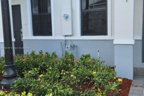 Townhouse in Florida City, Florida 3 bedrooms № 1858868 - photo 2