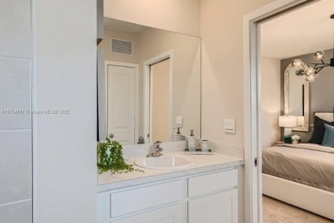 Townhouse in Florida City, Florida 3 bedrooms № 1858868 - photo 21