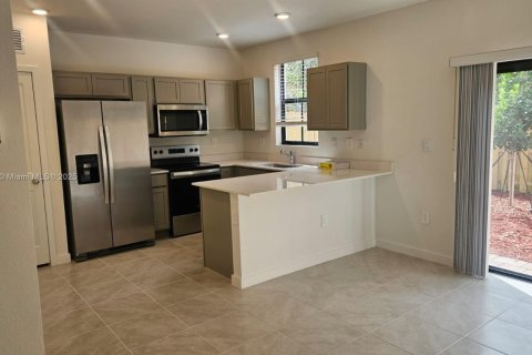 Townhouse in Florida City, Florida 3 bedrooms № 1858868 - photo 27
