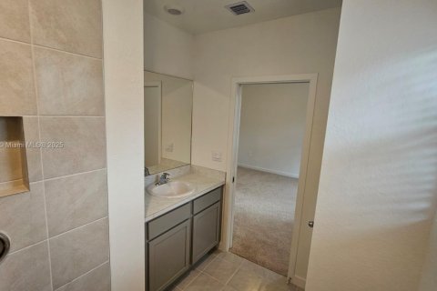 Townhouse in Florida City, Florida 3 bedrooms № 1858868 - photo 12