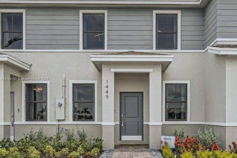 Townhouse in Florida City, Florida 3 bedrooms № 1858868 - photo 1