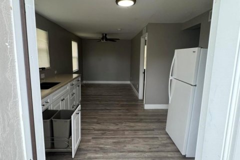 Villa ou maison à louer à Palm Springs, Floride: 2 chambres, 61.32 m2 № 2367845 - photo 2