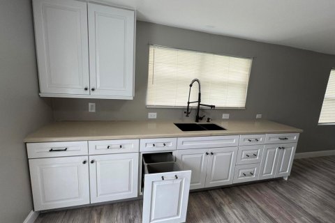 Villa ou maison à louer à Palm Springs, Floride: 2 chambres, 61.32 m2 № 2367845 - photo 3