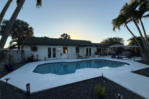 House in Miami, Florida 3 bedrooms, 155.98 sq.m. № 1752634 - photo 12