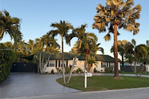 House in Miami, Florida 3 bedrooms, 155.98 sq.m. № 1752634 - photo 2