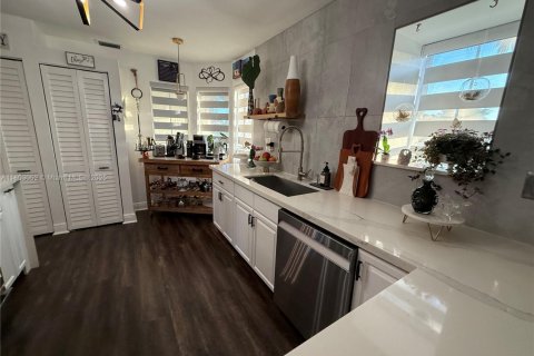 House in Miami, Florida 3 bedrooms, 155.98 sq.m. № 1752634 - photo 4
