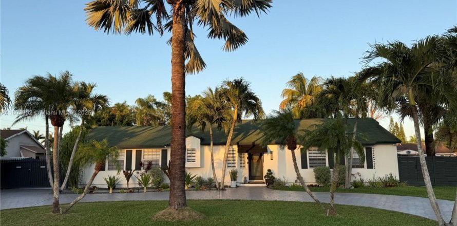 House in Miami, Florida 3 bedrooms, 155.98 sq.m. № 1752634
