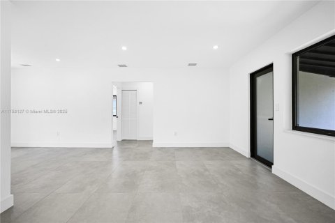 House in Miami, Florida 3 bedrooms, 76.27 sq.m. № 1864664 - photo 8