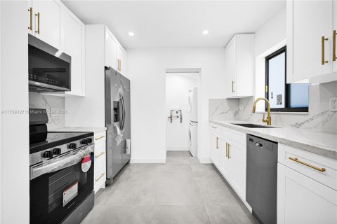 House in Miami, Florida 3 bedrooms, 76.27 sq.m. № 1864664 - photo 15