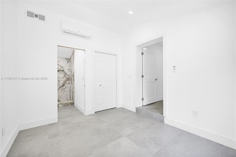 House in Miami, Florida 3 bedrooms, 76.27 sq.m. № 1864664 - photo 18