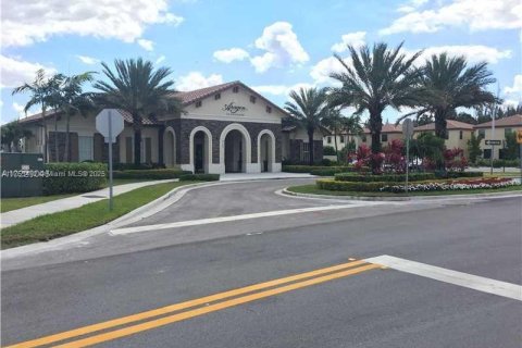 Townhouse in Hialeah Gardens, Florida 3 bedrooms, 146.23 sq.m. № 1937664 - photo 10