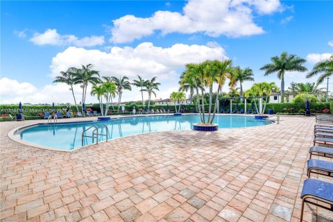 Townhouse in Hialeah Gardens, Florida 3 bedrooms, 146.23 sq.m. № 1937664 - photo 14