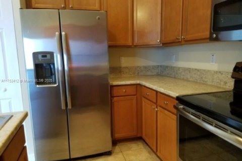 Townhouse in Hialeah Gardens, Florida 3 bedrooms, 146.23 sq.m. № 1937664 - photo 3