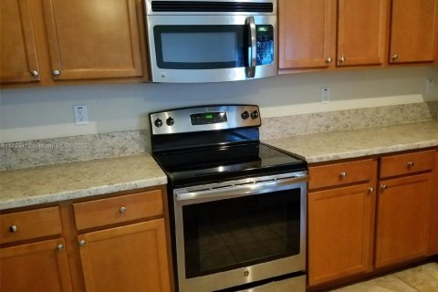 Townhouse in Hialeah Gardens, Florida 3 bedrooms, 146.23 sq.m. № 1937664 - photo 4