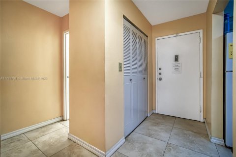 Condo in North Miami Beach, Florida, 1 bedroom  № 1488120 - photo 8