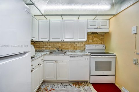 Condo in North Miami Beach, Florida, 1 bedroom  № 1488120 - photo 2