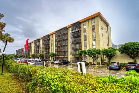 Condo in North Miami Beach, Florida, 1 bedroom  № 1488120 - photo 19