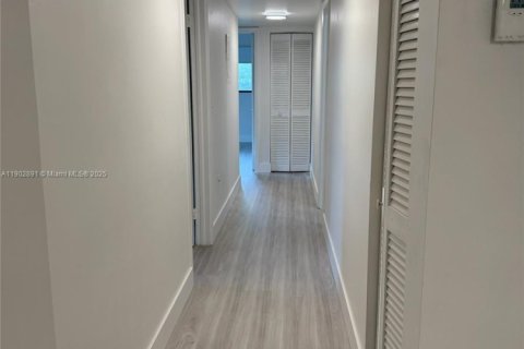 Condo in Doral, Florida, 3 bedrooms  № 1954107 - photo 13