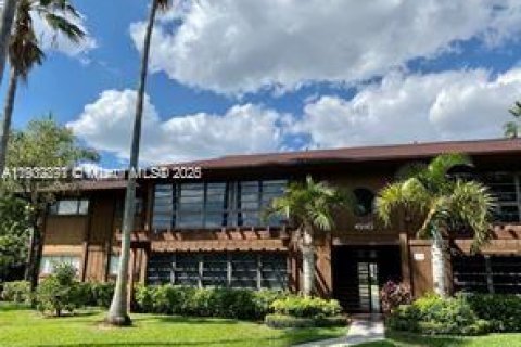 Condo in Doral, Florida, 3 bedrooms  № 1954107 - photo 1