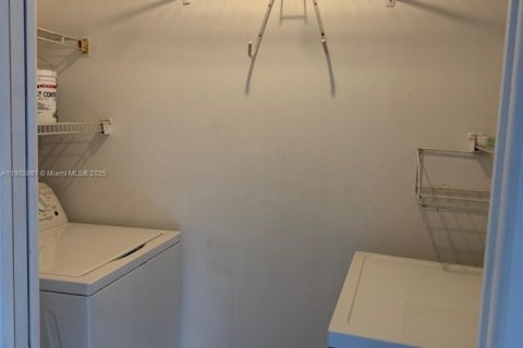 Condo in Doral, Florida, 3 bedrooms  № 1954107 - photo 12