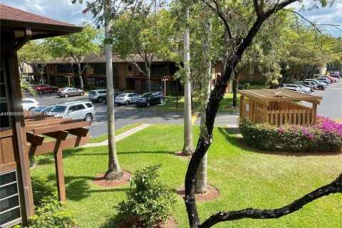 Condo in Doral, Florida, 3 bedrooms  № 1954107 - photo 2