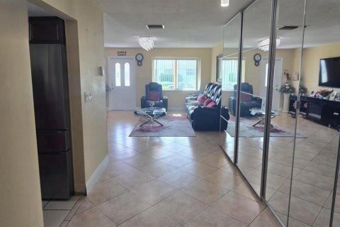 House in Tamarac, Florida 2 bedrooms, 124.67 sq.m. № 2389929 - photo 11