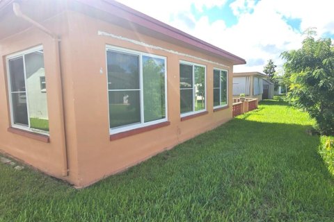 House in Tamarac, Florida 2 bedrooms, 124.67 sq.m. № 2389929 - photo 5