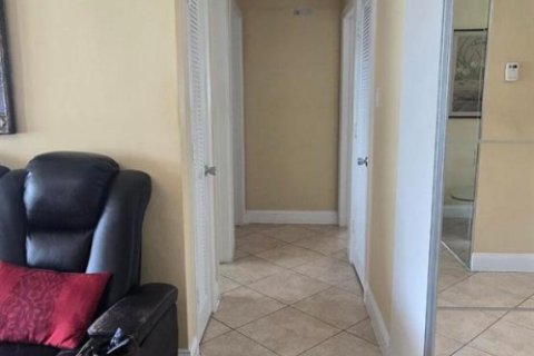 House in Tamarac, Florida 2 bedrooms, 124.67 sq.m. № 2389929 - photo 7