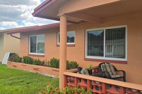 House in Tamarac, Florida 2 bedrooms, 124.67 sq.m. № 2389929 - photo 2