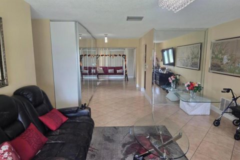 House in Tamarac, Florida 2 bedrooms, 124.67 sq.m. № 2389929 - photo 6
